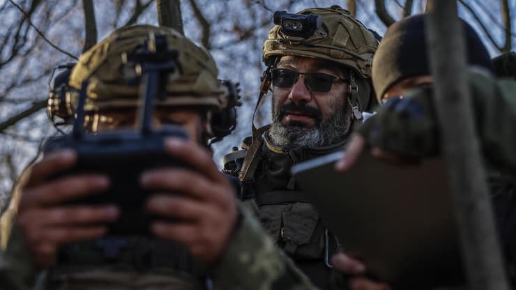 חרסון חיילים אוקראינים מפעילים רחפן 