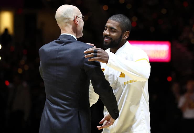 קומישינר ה-NBA אדם סילבר עם קיירי ארווינג ב-2016