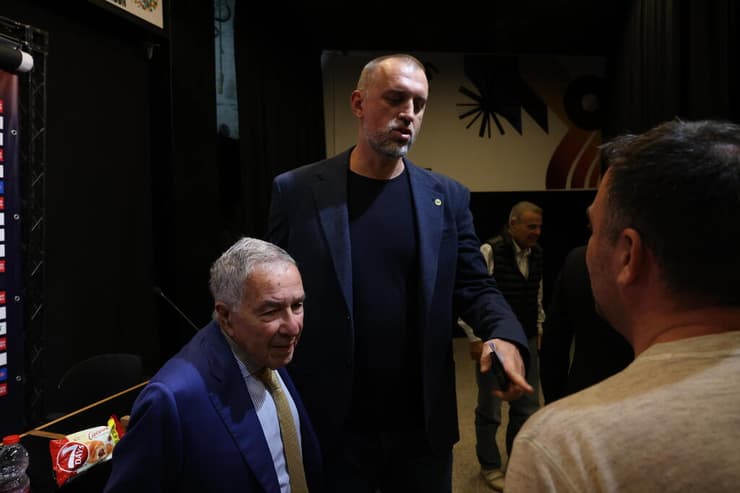 מנהל מכבי ת"א ניקולה וויצ'יץ' עם שמעון מזרחי