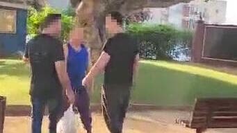 המעורבים בקטטה בחצר בית הספר (צילום: גיא ביזן) ויכוח על רעש בבית הספר יוחנני בהרצליה