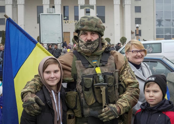 תושבים ב חרסון חוגגים עם חיילים את שחרור ה עיר אוקראינה