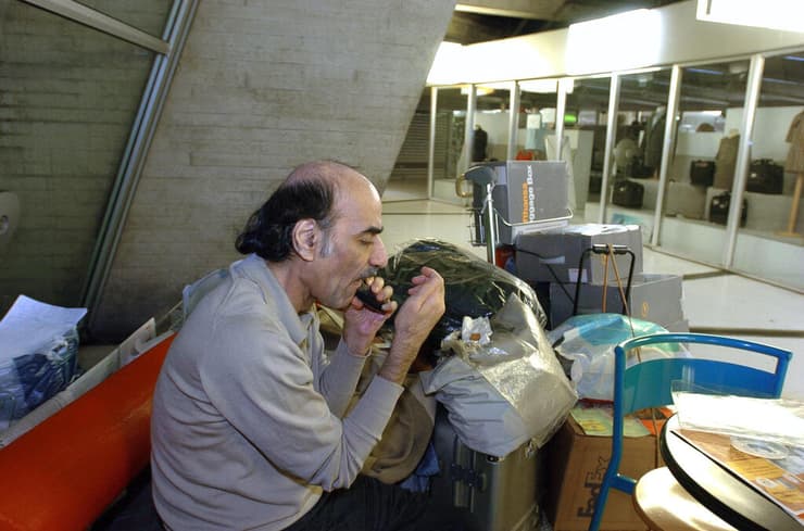 מהרן כרימי נאסרי פליט מ איראן שחי ב נמל התעופה שרל דה גול פריז צרפת