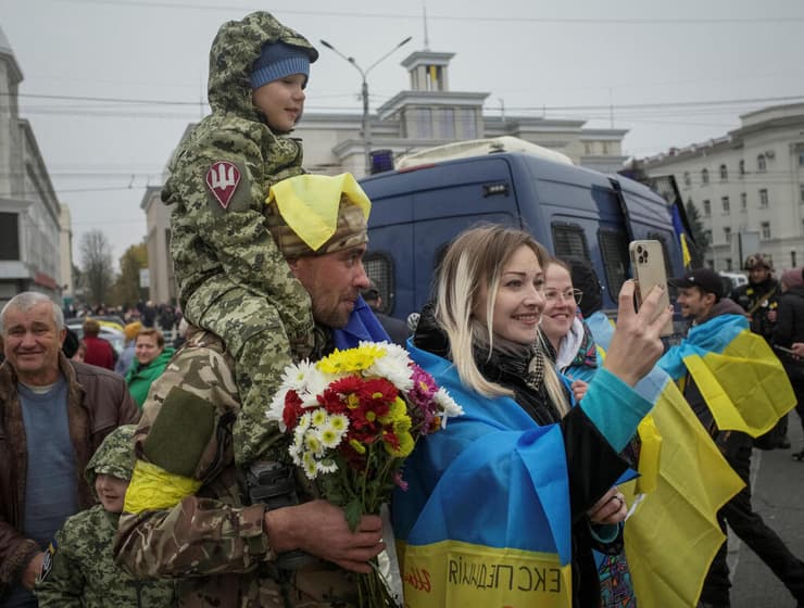 תושבים ב חרסון חוגגים עם חיילים את שחרור ה עיר אוקראינה