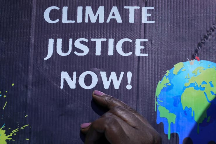 דורשים צדק אקלימי באחת ההפגנות בשארם א-שייח