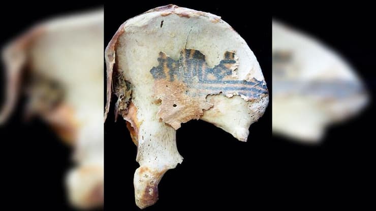 קעקוע על עצם הירך השמאלית של אישה מצרית חנוטה שנקברה בדיר אל מדינה