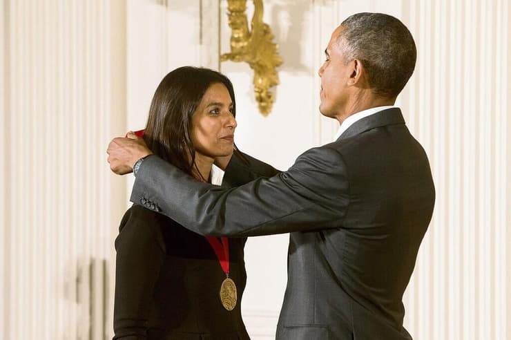 ג'ומפה להירי עם הנשיא לשעבר, ברק אובמה, בטקס הענקת המדליה הלאומית למדעי הרוח