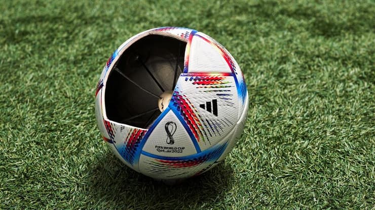 הכדור הרשמי של מונדיאל 2022, עם חיישן מיוחד במרכזו