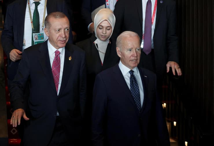 נשיא ארה"ב ג'ו ביידן עם נשיא טורקיה רג'פ טאיפ ארדואן ב פסגת  G20 ב אינדונזיה