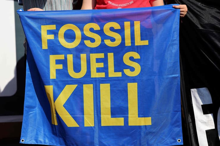 מחאה נגד המשך השימוש בדלקים מאובנים