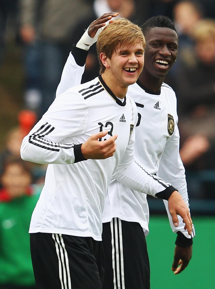 ניקלאס פולקרוג שחקן נבחרת הנוער של גרמניה עם אנטוניו רודיגר