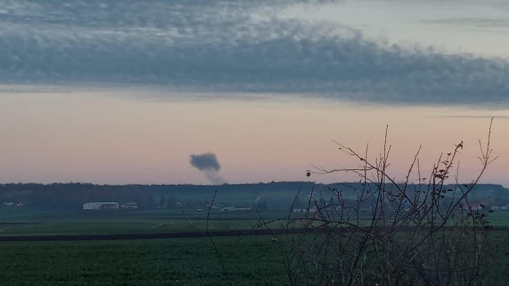 עשן מיתמר באזור גבול פולין-אוקראינה בצל דיווח על פגיעת טילים של רוסיה ב פולין