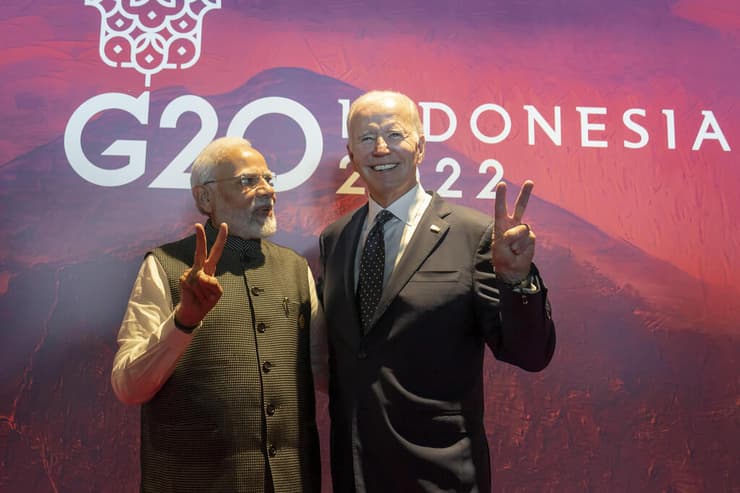 נשיא ארה"ב ביידן עם ראש ממשלת הודו נרנדרה מודי פסגת  G20 ב אינדונזיה