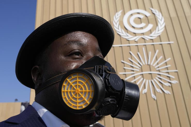 מסכת גז בהפגנה נגד הקידוחים באפריקה