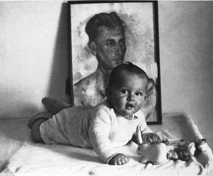 יאיר שטרן כתינוק, על רקע תמונת אביו
