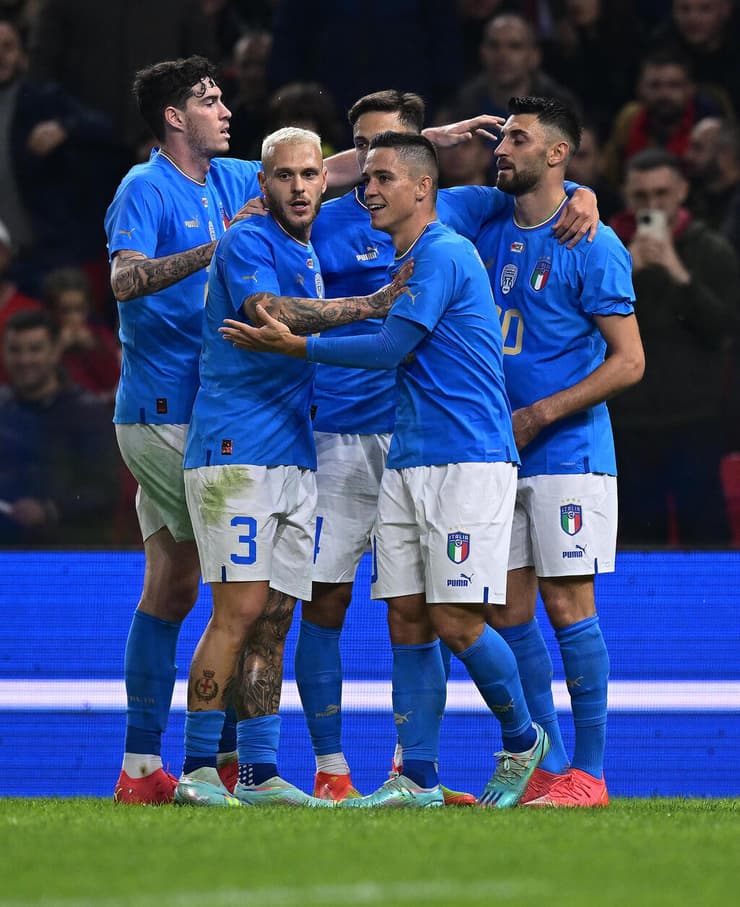 שחקני נבחרת איטליה חוגגים עם וינצ'נזו גריפו
