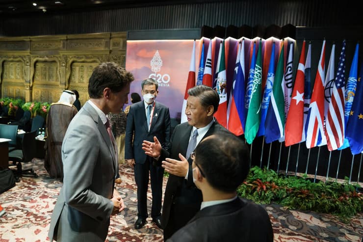 ראש ממשלת קנדה ג'סטין טרודו לצד נשיא סין שי ג'ינפינג שנזף בו מול המצלמות ב פסגה G20 ב אינדונזיה