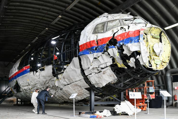 בית משפט ב הולנד גזר מאסר עולם ב היעדרם על שני סוכנים רוסים ו אוקראיני הפלת המטוס המלזי טיסה MH70 ב דונבאס חוקרים בוחנים שחזור של המטוס