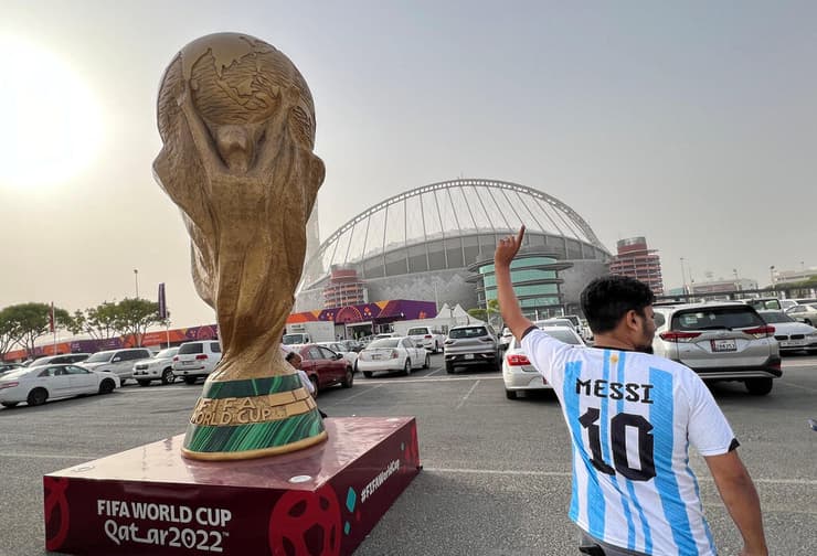 אוהד ארגנטינה פסל של גביע ה עולם קטאר 2022 