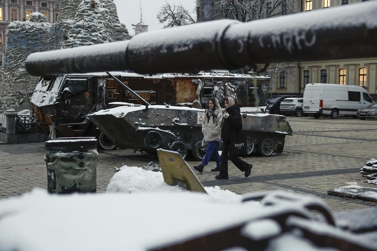 כלים צבאיים של צבא רוסיה מוצגים בכיכר בקייב