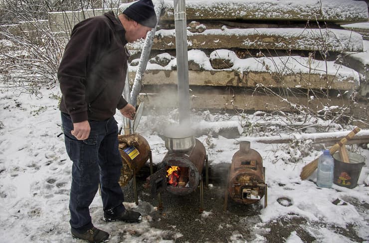 חרקוב אוקראינה מתנדבים מכינים תנורים עבור חיילים אוקראינים ל חורף