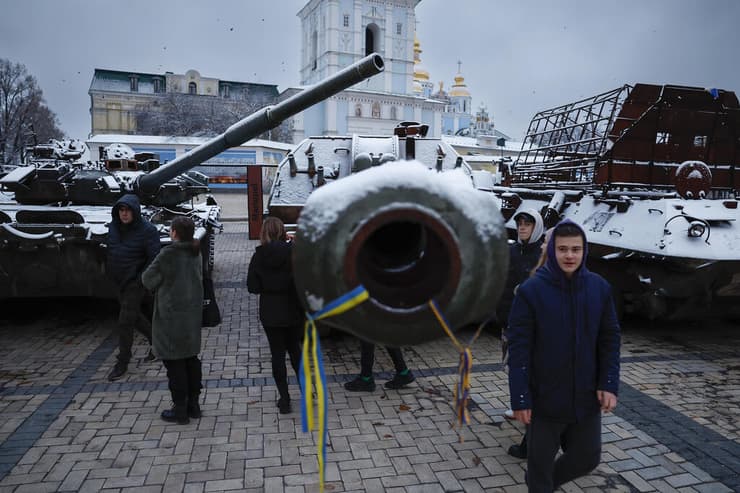כלים צבאיים של צבא רוסיה מוצגים בכיכר בקייב