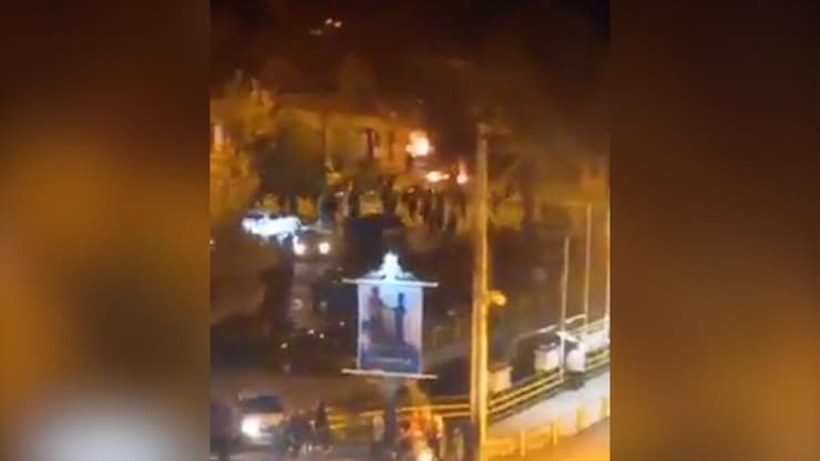 מפגינים הציתו אש סמוך לביתו של חומייני, מייסד הרפובליקה האיסלאמית של איראן