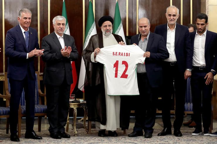 איברהים ראיסי בפ גישה עם משלחת נבחרת איראן ב כדורגל 