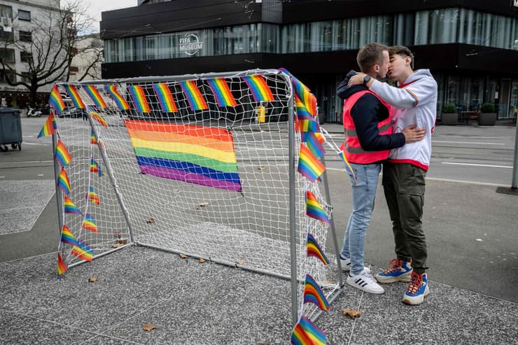 הומואים מתנשקים מול מוזיאון פיפ"א בציריך