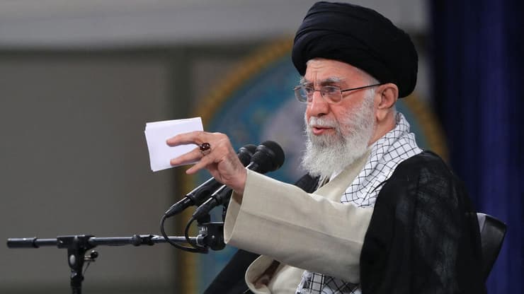 מנהיג איראן עלי חמינאי ב טהרן נואם מול אורחים מ איספהאן פורסמה ב שבת