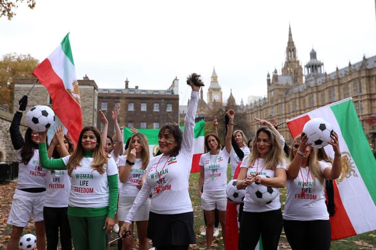 איראן מפגינות בריטיות איראניות ב אנגליה קוראות למחאה איראנית ב מונדיאל
