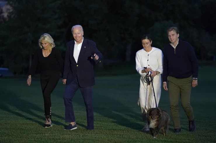 ארה"ב ג'ו ו ג'יל ביידן עם נכדתם נעמי ביידן ו בן זוגה פיטר ניל