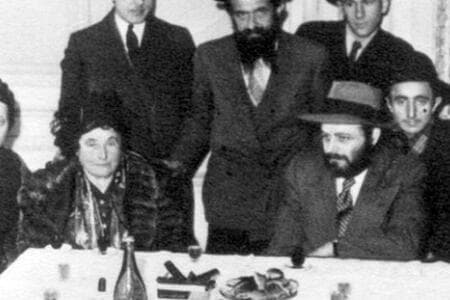 הרבי מלובביץ' ואימו הרבנית חנה בצרפת, 1947