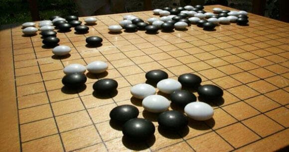מספר המהלכים האפשריים בגוֹ גבוה הרבה יותר מאשר בשחמט, ולכן המשחק הציב אתגר עצום בפני חברות הבינה המלאכותית. לוח גוֹ
