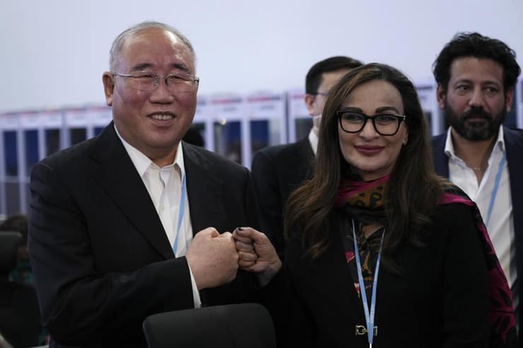 שרת החוץ של פקיסטאן לצד שליח האקלים של סין  