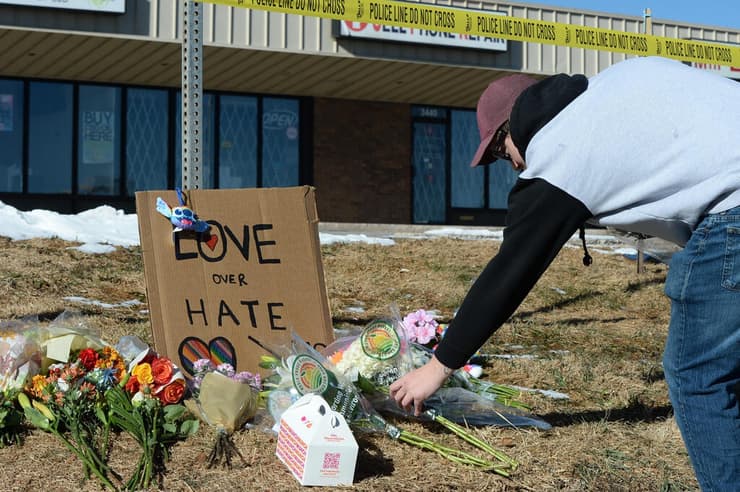 זרי פרחים ומסרי תמיכה אחרי טבח ירי ב מועדון של קהילת להט"ב ב קולורדו ספרינגס ארה"ב