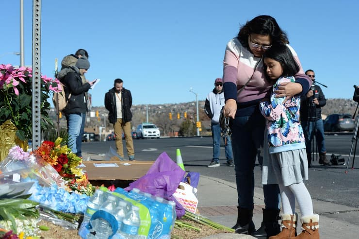 זרי פרחים ומסרי תמיכה אחרי טבח ירי ב מועדון של קהילת להט"ב ב קולורדו ספרינגס ארה"ב