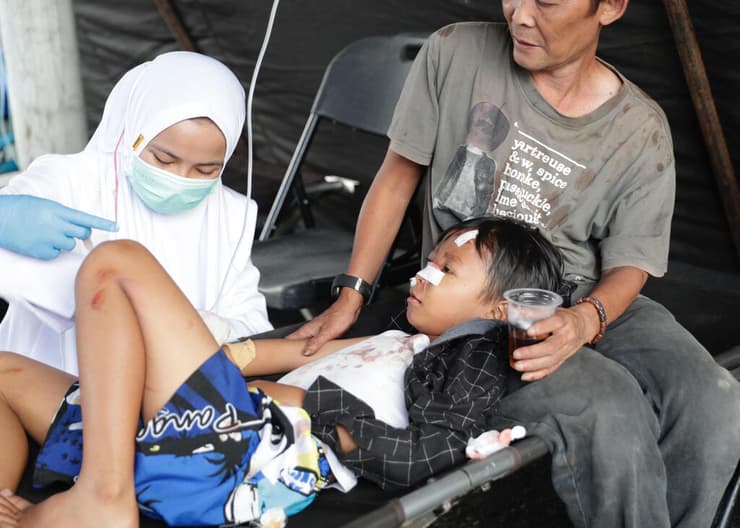 אינדונזיה רעידת אדמה עשרות הרוגים מאות פצועים ג'אווה מטפלים בפצועים