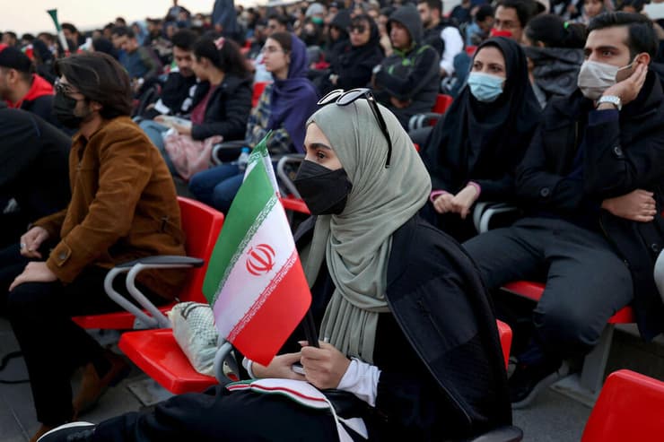 צופים במשחק של איראן ב מונדיאל על מסך ענק ב טהרן
