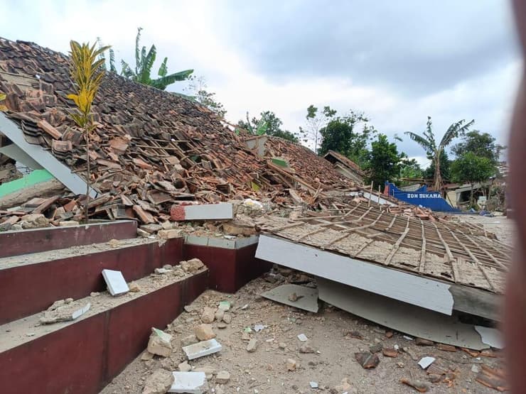 אינדונזיה רעידת אדמה עשרות הרוגים מאות פצועים ג'אווה הרס