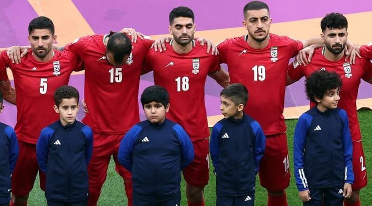 שחקני נבחרת איראן שותקים במהלך ההמנון במונדיאל. ''המשטר איבד לגיטימציה בציבור''