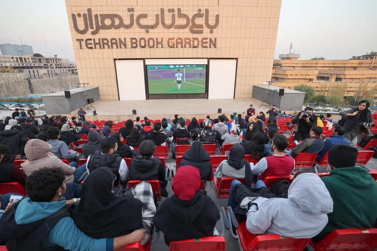 צופים במשחק של איראן ב מונדיאל על מסך ענק ב טהרן