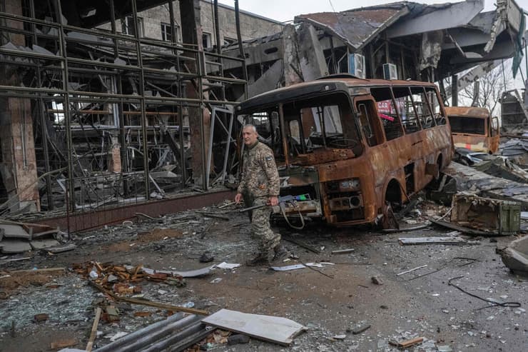 חיילים אוקראינים בנמל התעופה הבינלאומי במחוז חרסון, אחרי נסיגת הרוסים מהאזור (צילום: AFP) חיילים אוקראינים בנמל התעופה הבינלאומי במחוז חרסון