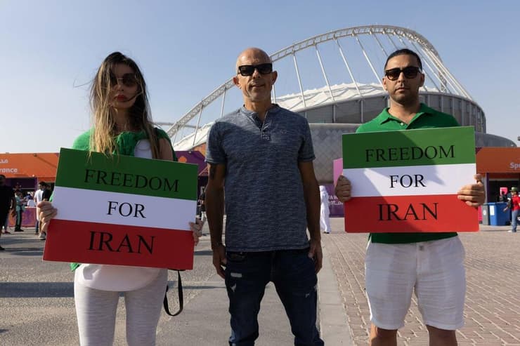 שליח ynet ו"ידיעות אחרונות" עם אוהדים איראנים מחוץ לאצטדיון ח'ליפה
