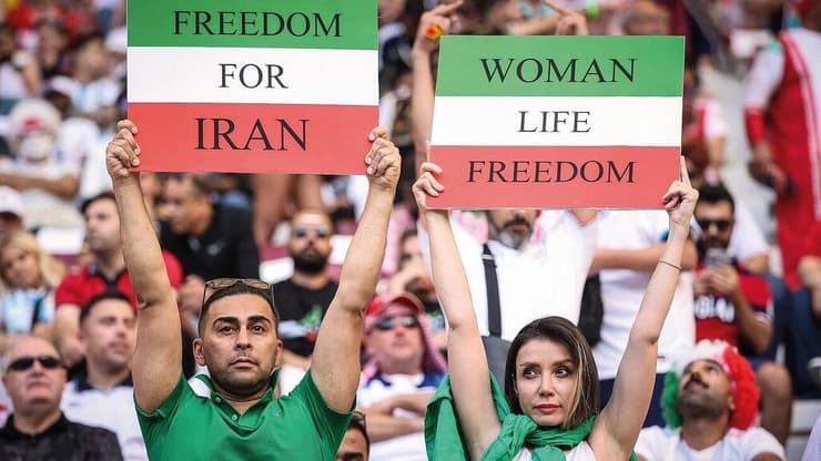 אוהדים במשחק הבכורה של איראן במונדיאל בקטאר