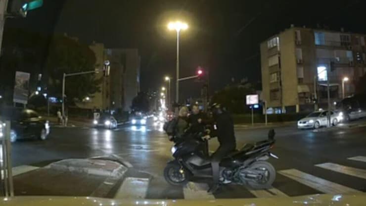 תיעוד: נהג קטנוע רוצח גבר ברחוב אילת פינת יוספטל בחולון