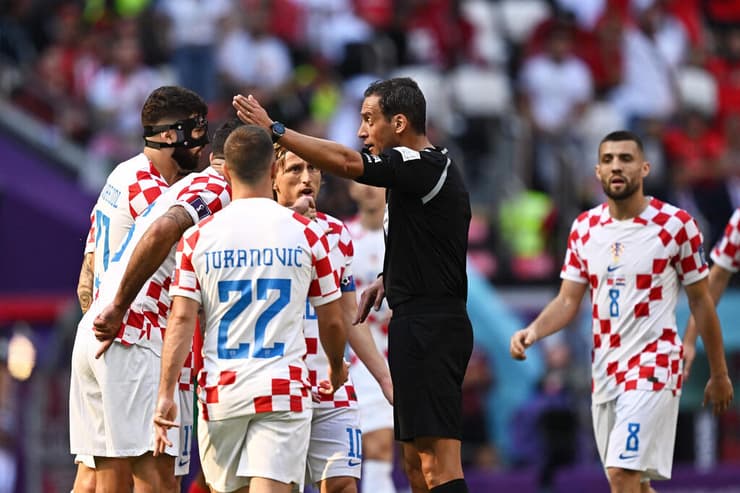 שחקני נבחרת קרואטיה מתווכחים עם השופט