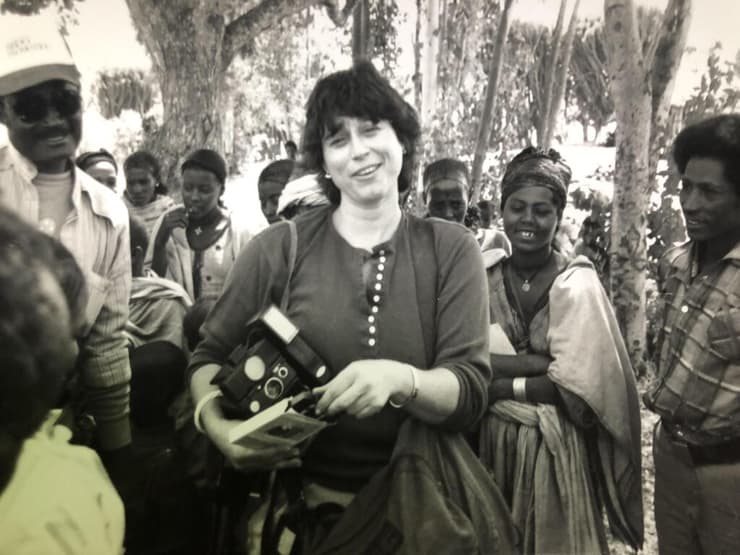 סוזן פולק עם בני הקהילה האתיופית