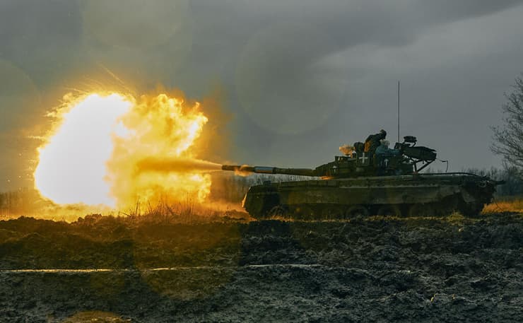 צבא אוקראינה יורה מ טנק רוסי שנתפס נגד עמדות של צבא רוסיה ליד דונייצק
