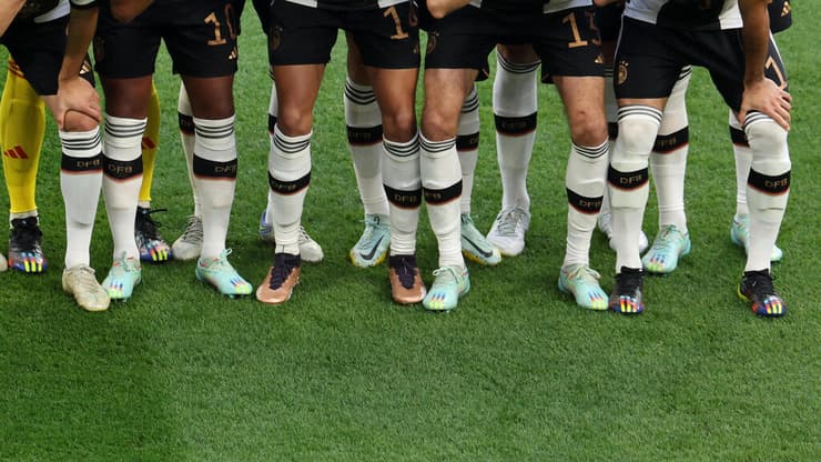 הנעליים של חלק משחקני גרמניה עם פסים בצבעי דגל הגאווה