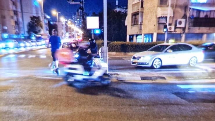 תיעוד: נהג הקטנוע שרצח גבר ברחוב אילת פינת יוספטל בחולון